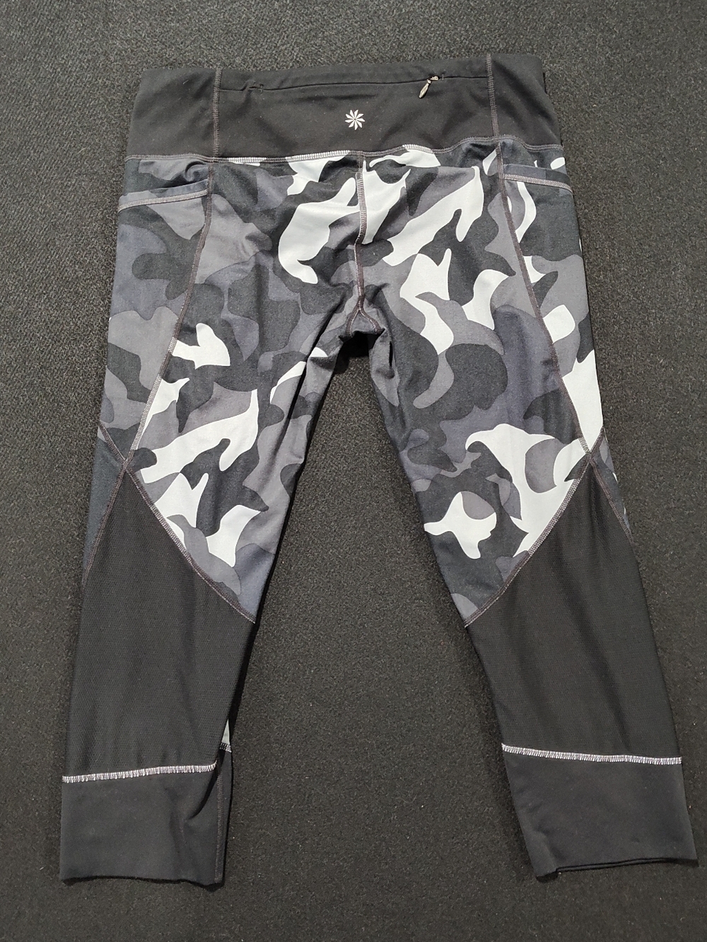 Athleta Shadow Camo Relay 2.0 Capri Leggings Womens Size LP Includes Pockets - Picture 5 of 13